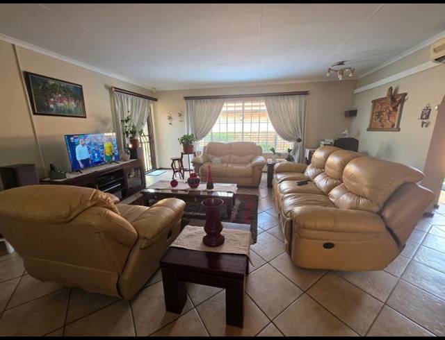 3 BEDROOM TOWNHOUSE FOR SALE IN EIKE PARK